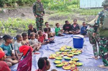 Satgas Yonif 521/DY programkan makan bergizi anak di pedalaman Papua
