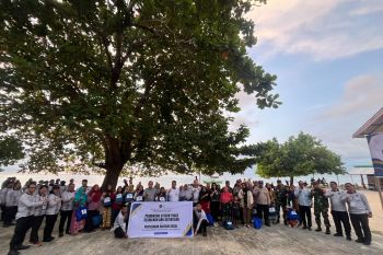 Ditjenpas Sulteng serahkan bantuan sembako ke masyarakat pesisir