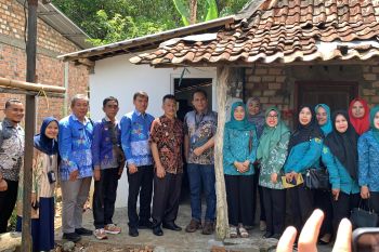 PT SBS salurkan bantuan bedah rumah, renovasi Pustu, pembangunan drainase hingga bantuan paving blok di Tanjung Enim