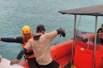Tim SAR gabungan evakuasi lima nelayan korban kapal tenggelam di Manggar