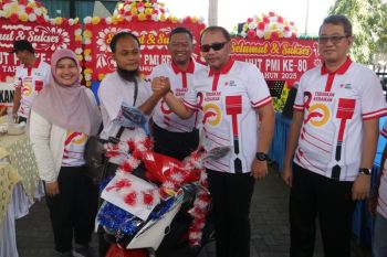 Asikin bawa pulang sepeda motor jalan sehat HUT PMI