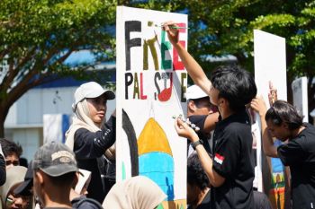 Ribuan mahasiswa baru UMSurabaya lukis pesan damai di Hari Perdamaian