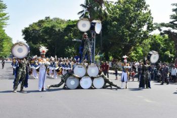 Taruna AAL pukau warga Makassar dengan Kirab Drum Band