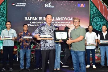 Pemkab Lamongan raih penghargaan KAI atas komitmen keselamatan