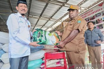 Pemprov Papeg salurkan tiga ton beras ke warga pengungsi di Wamena