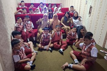 Disarpustaka Kapuas beri tontonan edukasi kepada siswa SDN 5 Selat Hilir
