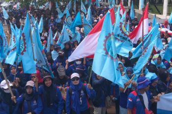 Thousands of workers hold protest, make five demands