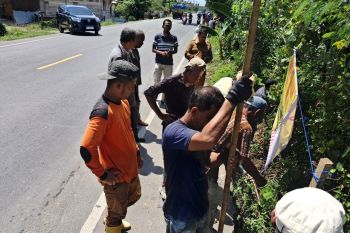 Warga Aceh Tamiang protes parit HGU PTPN IV Langsa gerus badan jalan lintas sumatera