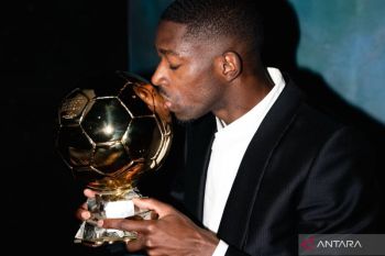 Pemain PSG Ousmane Dembele sabet gelar Ballon d'Or 2025