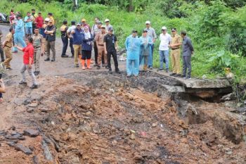 Bupati Lampung Barat tinjau Jalan Liwa-Hanakau yang putus akibat longsor