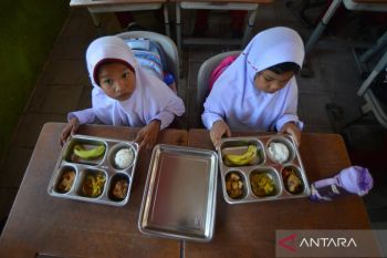 Indonesia's lawmaker urges hybrid system to improve free meals program