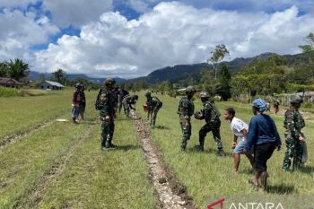 Satgas Yonif 521 DY timbun lapangan terbang Distrik Apalapsili Yalimo