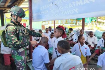 Satgas Yonif 521/DY potong rambut puluhan pelajar SD Walesi pedalaman Papua