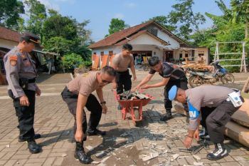 Polisi dan warga kerja bakti bantu korban angin kencang di Temanggung