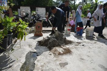 Dukung World Cleanup Day 2025, PT Semen Padang Gelar Selasa Bergoro di MTs Lubuk Kilangan