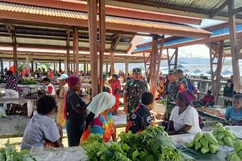 Kodim 1702 Jayawijaya sosialisasi rekrutmen TNI di Pasar Beoges Mamteng