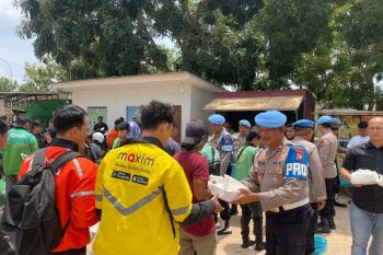 Jumat berkah, Propam Polda Kepri bagikan 250 nasi kotak ke ojol