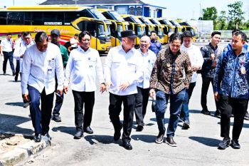 Minister ensures land, sea transport safety in Banjarmasin