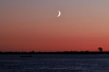 Langit China Timur Laut Dihiasi Potret Bulan Sabit Terkecil Tahun Ini