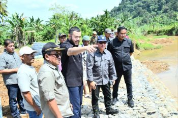 Wako Fadly Amran tinjau pengerjaan oprit dan pembangunan batu beronjong di Koto Tangah