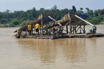 Police destroy eight illegal mining rafts in Riau rivers