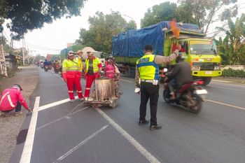 Satlantas  Polres Kudus pasang pita kejut di titik rawan kecelakaan