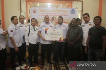 Waka Komisi VI DPR RI salurkan bantuan Rp400 juta untuk pengungsi Yalimo