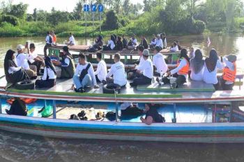 Peserta Bimtek MDMC se-Kalimantan susur sungai hingga Pasar Terapung