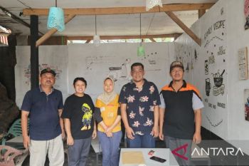 Siswi SMP Limapuluh Kota yang minta imigrasi tidak deportasi ibunya, ternyata ketua OSIS dan juara umum, hidup dari mengembala kambing