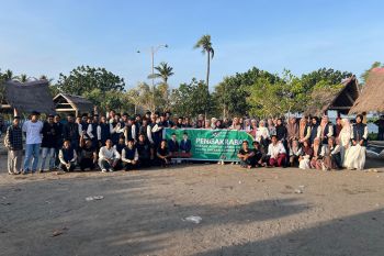 Alumni Yanmu NW Lotim rajut kebersamaan di Pantai Sunrise Land