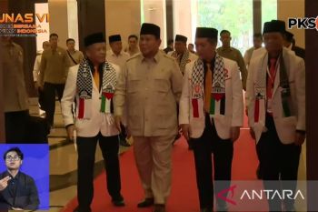 Prabowo diapit petinggi PKS yang bersyal Palestina saat hadiri Munas VI PKS