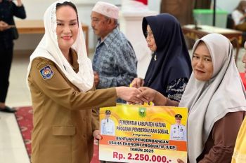 Pemkab Natuna berikan bantuan peralatan usaha kepada warga miskin