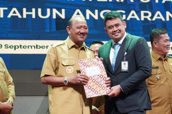 Bupati Langkat Syah Afandin raih penghargaan UHC prioritas