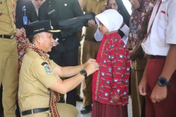 Pemkab Lampung Barat pertahankan program pembagian seragam gratis