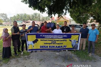 Setelah ayam, PT WBL kembali salurkan bantuan berupa ternak kambing