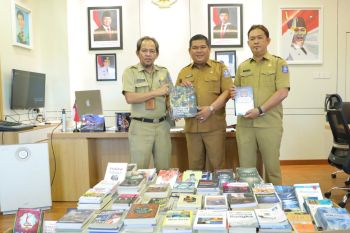 Bakeuda - Diskominfo Babel hibahkan 517 buku ke DKPUS