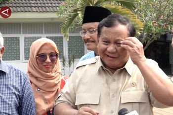 Kelakar Prabowo saat ditanya pengganti Menko Polkam dan Menpora