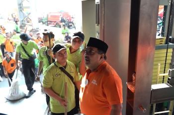 Rano Karno pimpin aksi bersih-bersih halte Transjakarta yang terbakar