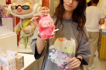 Viral duluan di Indonesia, kini boneka Labubu tenar di Milan