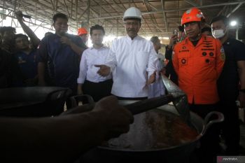 Mensos meninjau dapur umum korban mushalla ambruk di Ponpes Al Khoziny