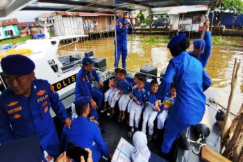 Satpolairud  Banjarmasin edukasi siswa SD tentang bahaya main di sungai