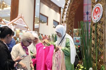 Gerai Dekranasda Makassar jadi primadona di Inacraft 2025