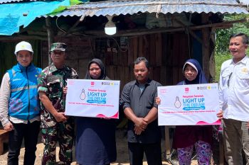 Warga prasejahtera di OKU terima bantuan sambungan listrik gratis
