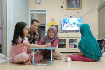 Tips Bangun Interaksi Hangat dengan Remaja agar Terhindar dari Kecanduan Gawai