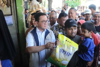 Trade Minister inspects staple commodity prices in Nganjuk, East Java