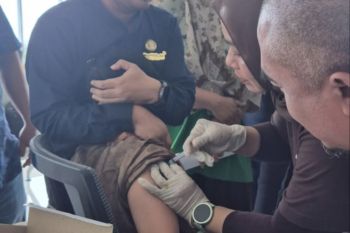 Puluhan petugas kesehatan hewan di Banten lakukan vaksinasi rabies