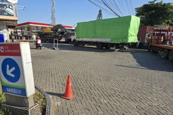 Antrean kendaraan isi BBM di SPBU Makassar kembali timbulkan kemacetan