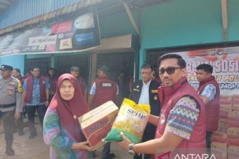 Polda Kepri bagikan 100 paket bansos di Kampung Madani