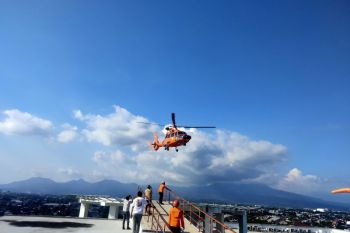 Basarnas melakukan evakuasi medis udara seorang pembalap Moto2 di Mandalika