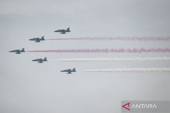 Upacara HUT TNI selesai, pesawat tempur TNI AU atraksi di langit Monas
